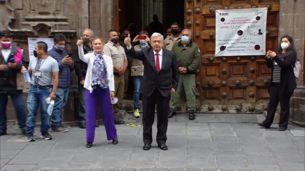 “¡Que viva la democracia!”, lanza AMLO luego de votar