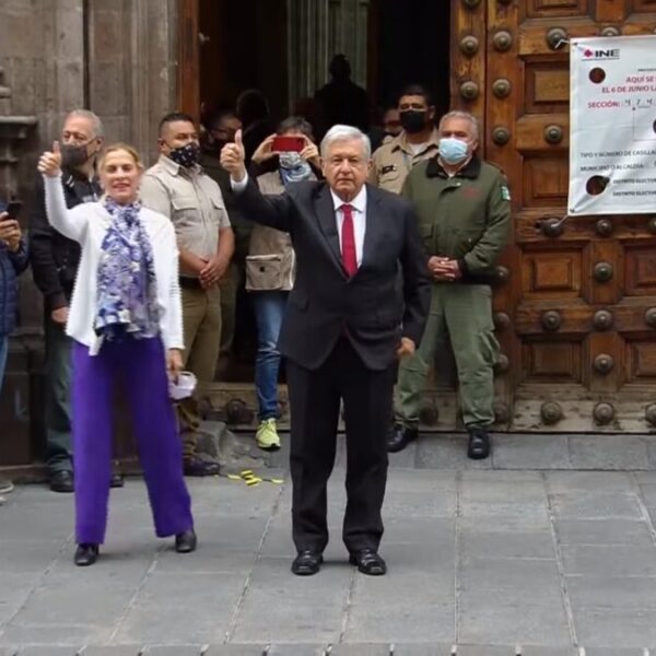 “¡Que viva la democracia!”, lanza AMLO luego de votar