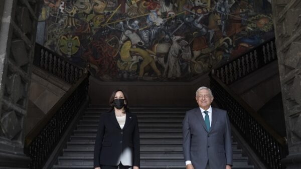 Recibe AMLO a Harris; acuerdan gobiernos cooperar en migración