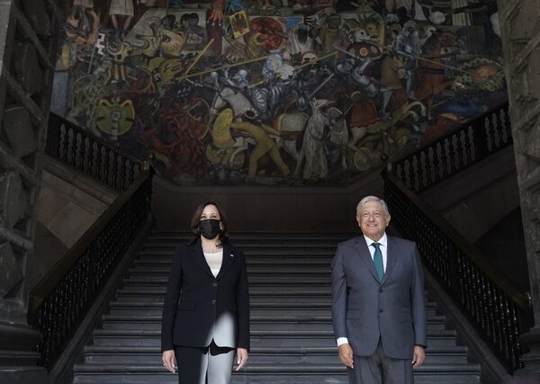 Recibe AMLO a Harris; acuerdan gobiernos cooperar en migración