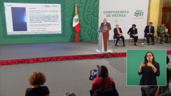 Muestra AMLO llamadas contra Morena antes de las elecciones