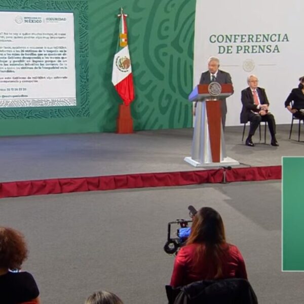 Muestra AMLO llamadas contra Morena antes de las elecciones