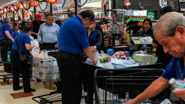 ¡Que siempre sí! Regresan abuelitos como empacadores de Walmart