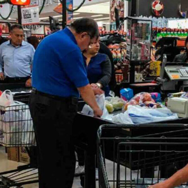 ¡Que siempre sí! Regresan abuelitos como empacadores de Walmart