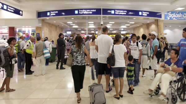 Bate Aeropuerto de Cancún récord de operaciones con 518