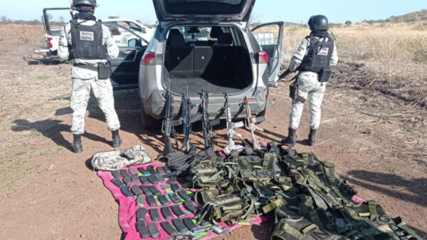 Decomisan militares arsenal en Michoacán; 6 detenidos