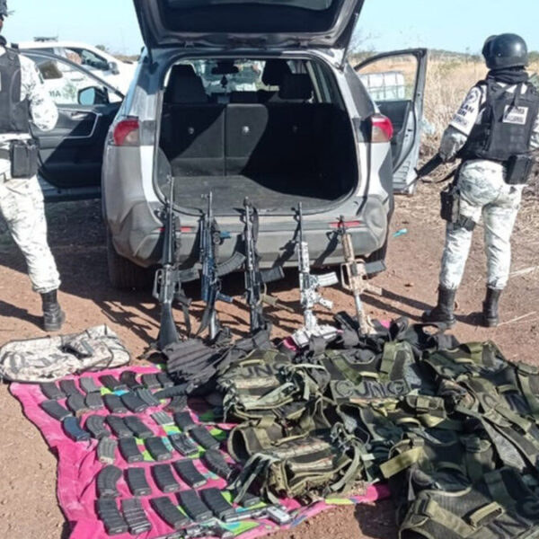Decomisan militares arsenal en Michoacán; 6 detenidos