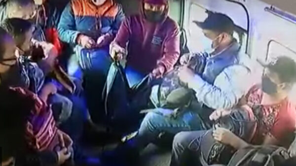 Pasajeros reclaman a chofer de combi por asalto