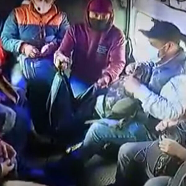 Pasajeros reclaman a chofer de combi por asalto