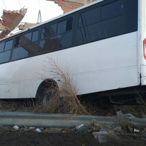 ¡Se voló la barda! Choca autobús y deja 25 lesionados