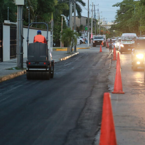 Realiza ayuntamiento bacheo en calles de Cancún