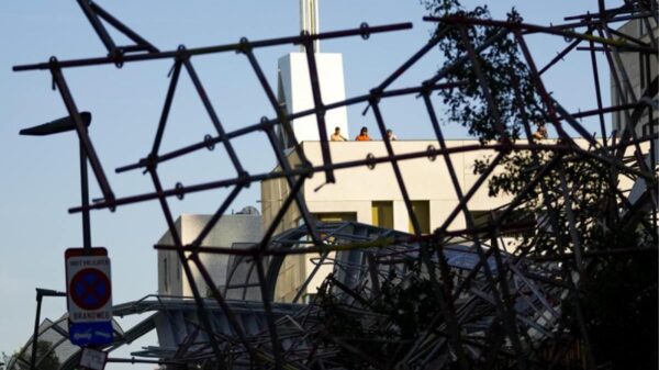 Escuela en construcción se derrumba en Bélgica y deja 5 muertos