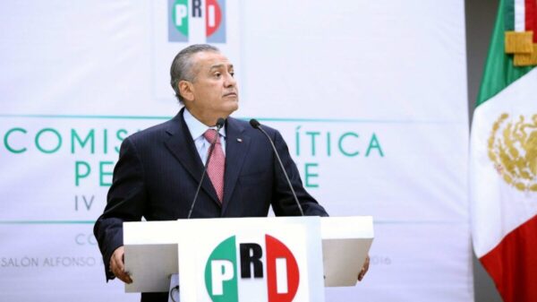 Beltrones consigue amparo; teme detención por desvíos