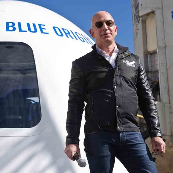 Que se quede en el espacio! firman petición para dejar al magnate de Amazon en órbita
