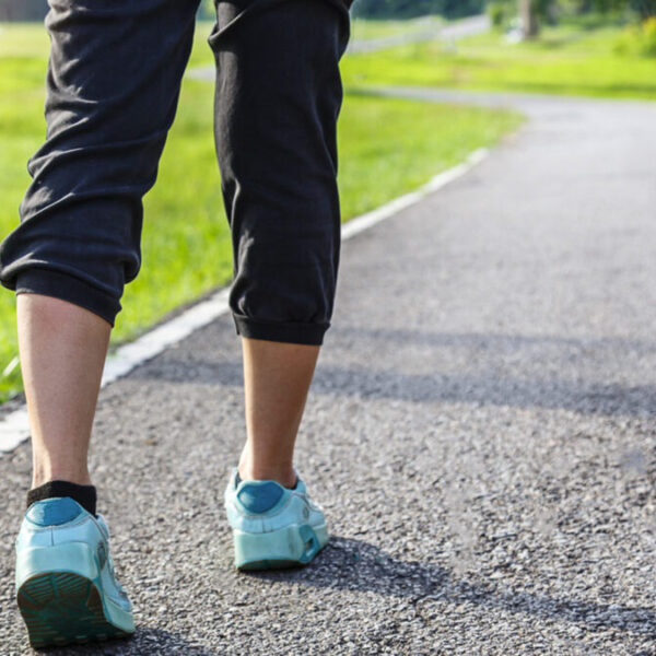 Expertos afirman que caminar ayuda a bajar de peso