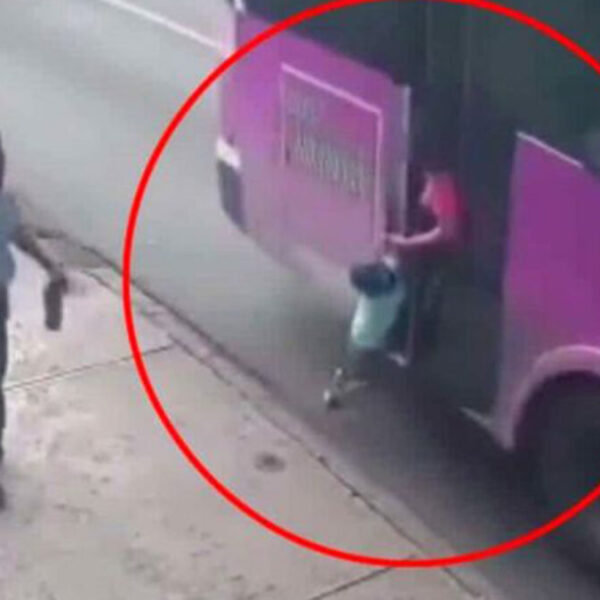 Camión de pasajeros arrastra a un menor, en Monterrey