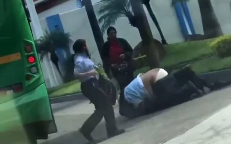 #Viral | Chofer y pasajero se agarran a golpes en Jalisco; el bochornoso espectáculo fue videograbado por un automovilista, quien ofreció ayuda a la víctima.