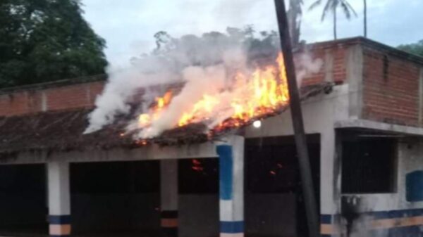 Arden casillas electorales en dos municipios de Oaxaca; roban boletas