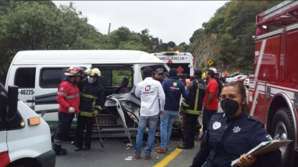 Combi de transporte público choca y deja 9 heridos en Hidalgo