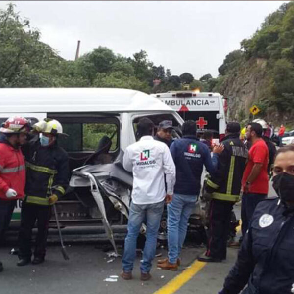 Combi de transporte público choca y deja 9 heridos en Hidalgo