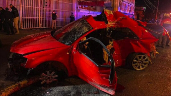 Chocan contra poste y muere cuatro personas; viajaban 8 en la unidad