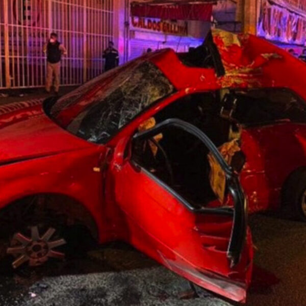 Chocan contra poste y muere cuatro personas; viajaban 8 en la unidad