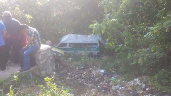 Cae combi de transporte público en un barranco y deja 23 heridos, en Chiapas