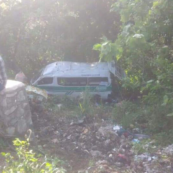 Cae combi de transporte público en un barranco y deja 23 heridos, en Chiapas