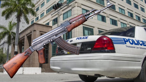 Niño de 12 años con un AK-47 se enfrenta a policías