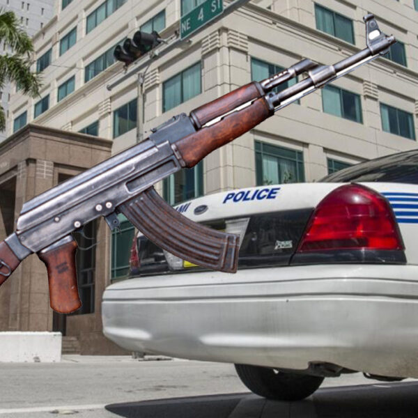 Niño de 12 años con un AK-47 se enfrenta a policías