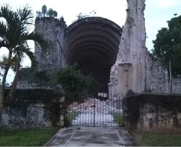 Colapsa fachada de la histórica iglesia de Tihosuco.