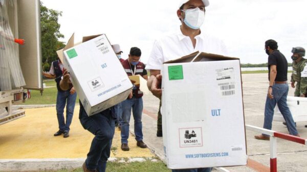 Arriba nuevo cargamento de dosis contra el covid-19 a Yucatán
