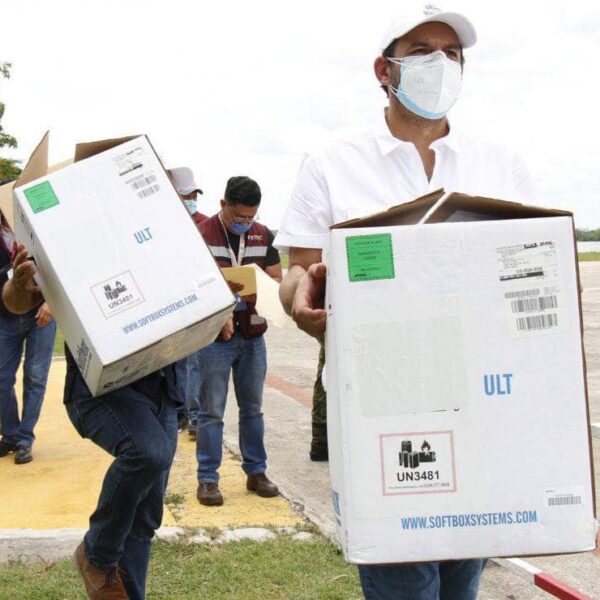 Arriba nuevo cargamento de dosis contra el covid-19 a Yucatán