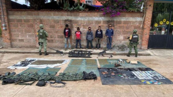 Decomisa la Sedena armamento y detiene a cinco personas