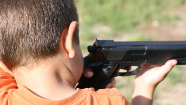 Menor de edad asesina a su hermano con una pistola, en Puebla