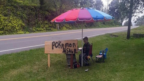 Enferma su perrito y niño vende sus cartas de pokemon para ayudarlo