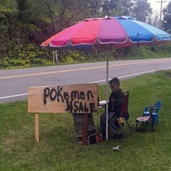 Enferma su perrito y niño vende sus cartas de pokemon para ayudarlo