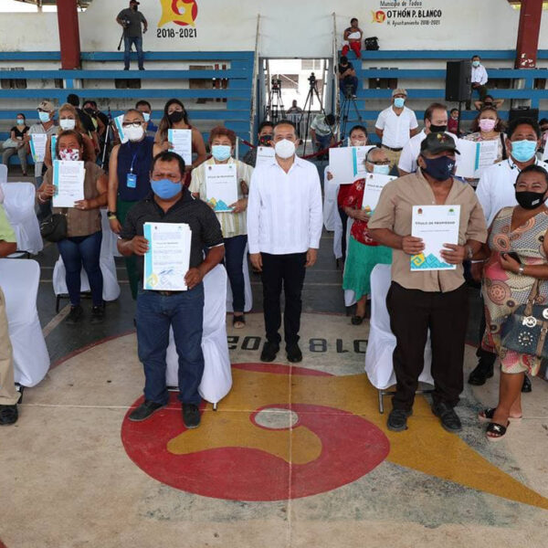 Carlos Joaquín da certeza jurídica a las familias chetumaleñas