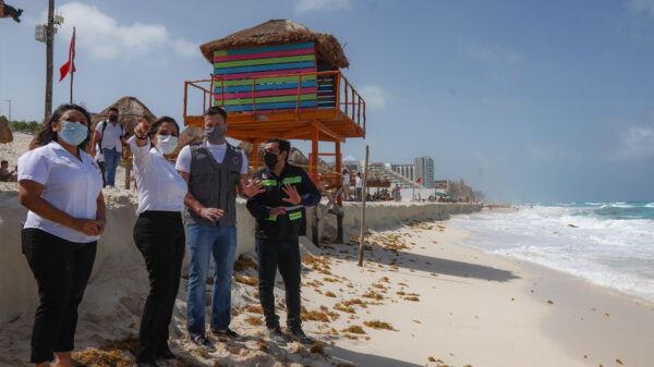 Supervisan autoridades de Cancún afectaciones por mal clima en Playa Delfines