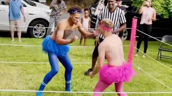 Una fiesta de revelación de género realizada en Estados Unidos se viraliza en redes sociales, pues se desarrolló al estilo WWE