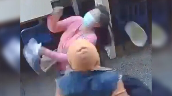 Extraña violencia racista, hombre negro golpea a asiática