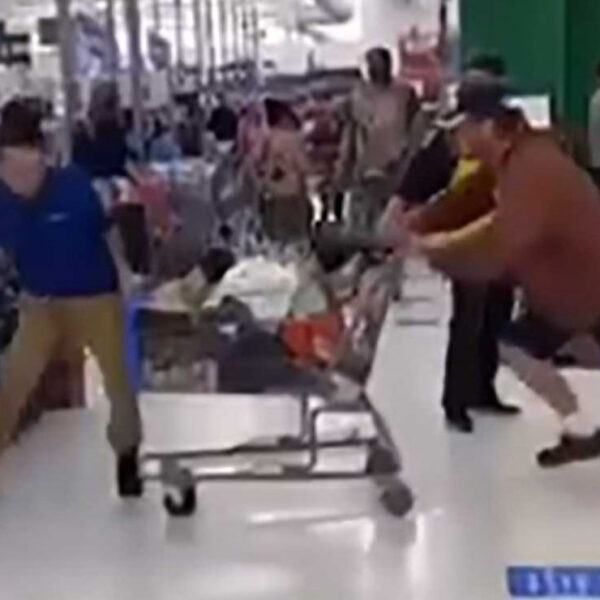 Hombre termina noqueado tras golpear a empleado de Walmart