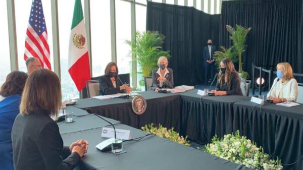 Mujeres emprendedoras se reúnen con Kamala Harris