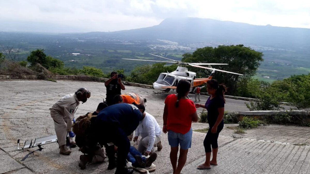 Cae combi de transporte público en un barranco y deja 23 heridos, en Chiapas
