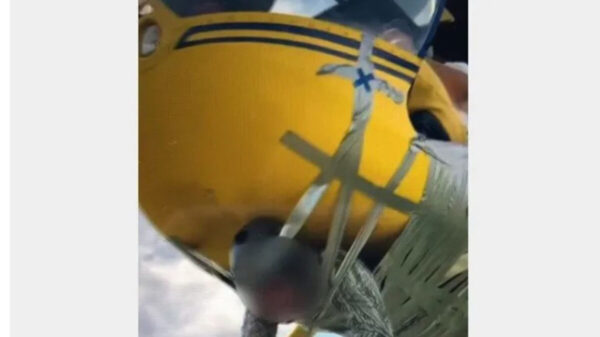 Sujeto es atado con cinta en la parte inferior de un helicóptero y sobrevuela