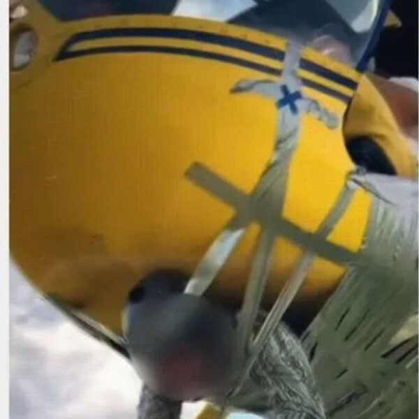 Sujeto es atado con cinta en la parte inferior de un helicóptero y sobrevuela