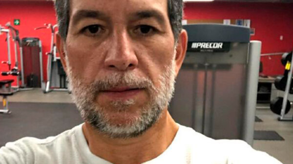 Javier Alarcón cumple promesa y… ¡se pinta la barba de azul!