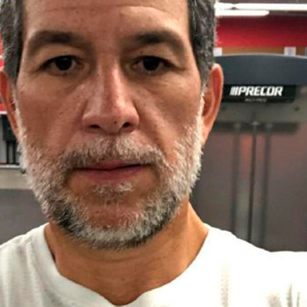 Javier Alarcón cumple promesa y… ¡se pinta la barba de azul!