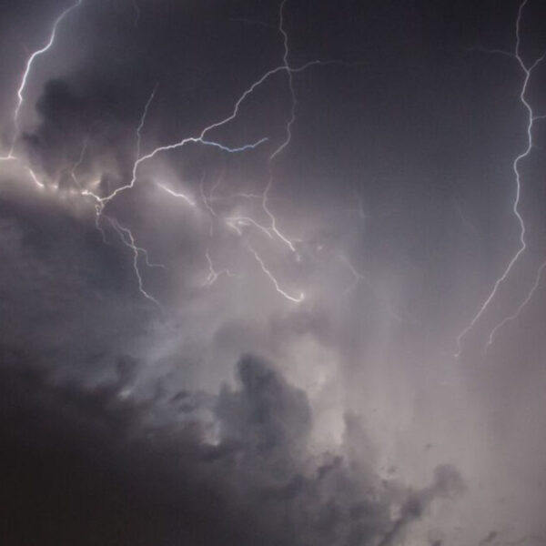 Joven muere al caerle un rayo en Oaxaca; hay otro herido