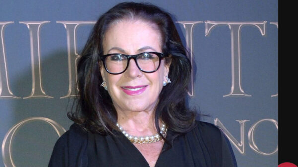 Laura Zapata se quita varios años de encima; se da una ‘manita de gato’